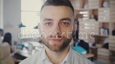特写欧洲年轻成功企业家头像在办公室看镜头，变脸表情4K..